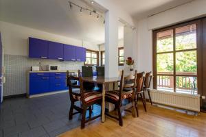 Ferienwohnung mit 123qm für 8 Personen mit sehr großem Garten, einfache Innen-Ausstattung