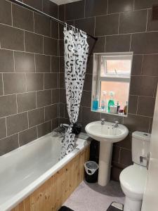 New Stylish Large 1-Bed Apartment - Close to Old Trafford & More