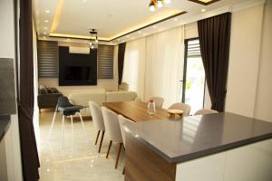 Villa with Private Pool and Jacuzzi 2