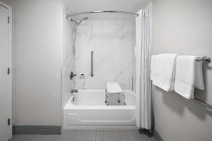 King Room with Bath Tub - Mobility/Hearing Accessible - Non-Smoking room in La Quinta Inn & Suites by Wyndham Houston Stafford Sugarland