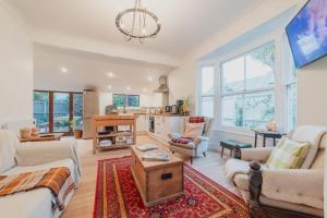 Stylish Central Cottage - Modern Heating & Parking