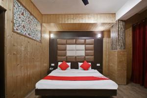 Hotel O Azad