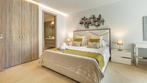 VACATION MARBELLA I Royal Banus Apartment, Swimming-pool, Minutes from the Marina, The Beach and Luxury Shopping