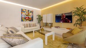 VACATION MARBELLA I Royal Banus Apartment, Swimming-pool, Minutes from the Marina, The Beach and Luxury Shopping