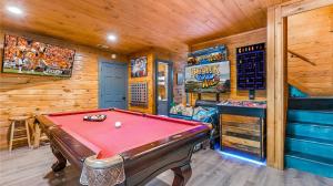 Sasquatch Adventure - Hot tub, Fireplace, & Arcade!