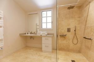 Maisons de vacances Renovated Dovecote Near The City Of Albi : photos des chambres