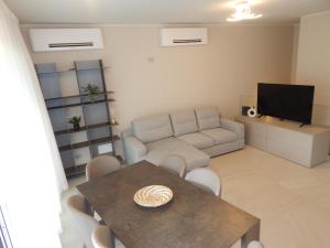 Three-Bedroom Apartment with Lake View