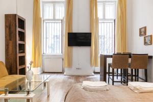 Spacious 1BR Apt, WIFI & TV, with a Great Location