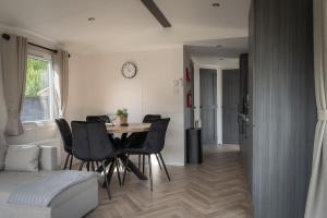 Nieuw chalet Zeeland met omheinde tuin & airco nabij natuur en zwembad VP089