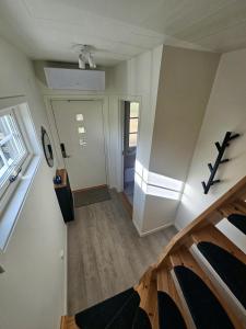 Nybyggt modernt gästhus nära naturen