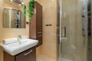 Climatic Apartment in Gdansks Old Town by Noclegi Renters