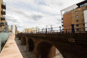 Londwell City & Limehouse Residence with Balcony