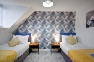 Spacious 4 Bed Preston Home with Garden & Parking