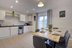 Spacious 4 Bed Preston Home with Garden & Parking