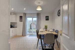 Spacious 4 Bed Preston Home with Garden & Parking