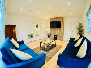 Spacious 3 bedroom Home w Parking in Farnborough
