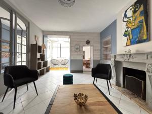 Embruns maison spacieuse rénovée 5 ch 3 sdb belle terrasse aménagée barbecue à 250 m de la plage en plein centre d Arromanches au coeur des plages du débarquement, proximité de Bayeux