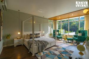 StayVista at Riverside Symphony -5BR Villa in Manali with River access