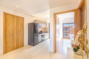 New! Appt moderne avec terrasse et vue piscine