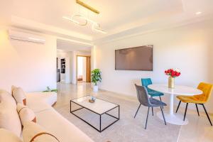 New! Appt moderne avec terrasse et vue piscine