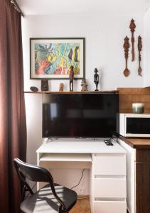 Metro Wileński Vintage Charm Apartment by BookingHost