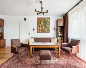 Metro Wileński Vintage Charm Apartment by BookingHost