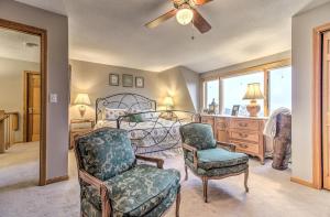 New Cozy Private Chalet Incredible Mountain Views!