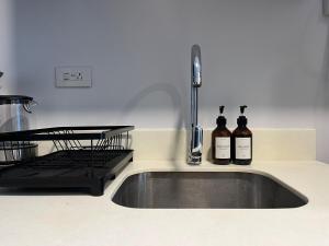 Sunny Studio with Netflix, Pool, & Gym in IT Park
