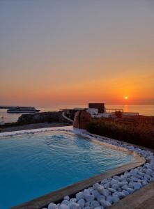 Swinging Sunset 3 Bedroom Sunset & Sea View Villa with Private Infinity Pool & Hot Tub room in Oia Sunset Villas