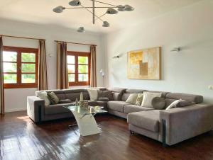 Spacious Private Villa up to 16 - Authentic Yaiza - Volcano, Timanfaya park, Bodega & South Beaches - Heated Pool - Game Room - Charcoal grill