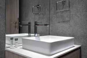 Free housekeeping visits during your stay - StayShort - Peaceful Studio - Perfect for Relaxation in JVC