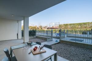 GuestHost - Flat 100m from Lake with Swimming Pool
