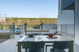 GuestHost - Flat 100m from Lake with Swimming Pool