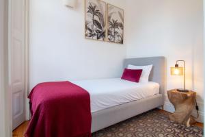 Bright Flat few steps to Aliados Av by LovelyStay