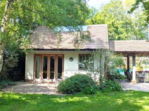 Rural Studio with Shared Pool, Large Gardens & Tennis, Dog Friendly! Chichester Holiday Properties