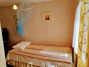 Single bedroom, outside toilet, shower, kitchen. 120 m from Sandbach