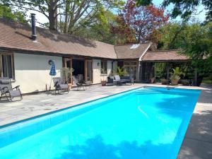 Rural Studio with Shared Pool, Large Gardens & Tennis, Dog Friendly! Chichester Holiday Properties