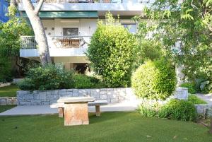 Summer Vacation Home in Vouliagmeni for 4 by Filos Inc