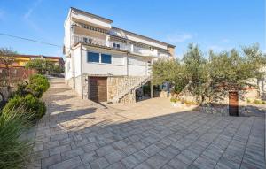 1 Bedroom Nice Apartment In Pirovac