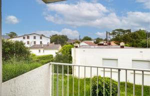 Appartements Awesome Apartment In Saint-Georges-De-Didon : photos des chambres