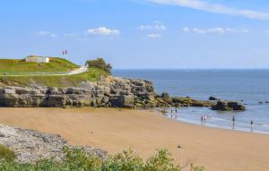 Appartements Awesome Apartment In Saint-Georges-De-Didon : photos des chambres