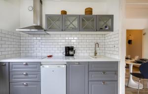 Appartements Awesome Apartment In Saint-Georges-De-Didon : photos des chambres