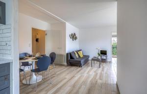 Appartements Awesome Apartment In Saint-Georges-De-Didon : photos des chambres