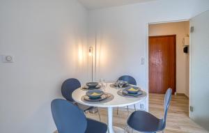 Appartements Awesome Apartment In Saint-Georges-De-Didon : photos des chambres