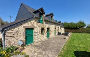 Maisons de vacances 4 Bedroom Nice Home In Mont-Saint-Jean : photos des chambres