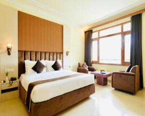 Pax Hotel Spring Solance 200 mtr from Gandhi Chowk Khajjiyar Road