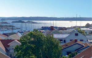 2 Bedroom Nice Home In Kungshamn - 4hvězdičkové hotely ve městě Kungshamn