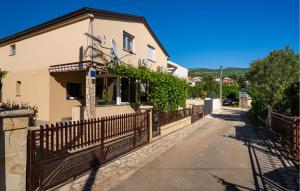 Lovely Apartment In Gornji Karin