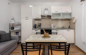 2 Bedroom Stunning Home In Drivenik