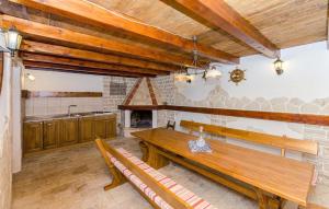 Cozy Home In Primorski Dolac